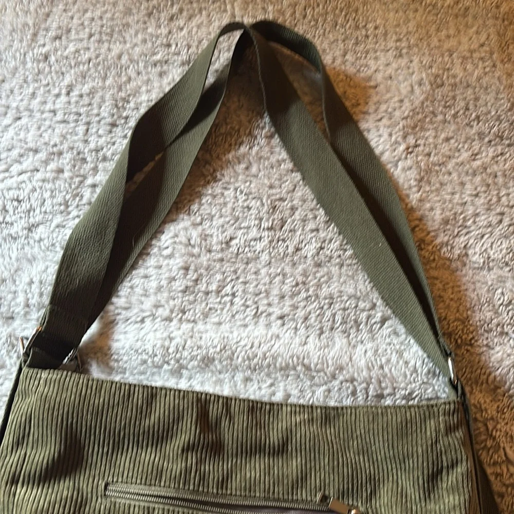 Medium sized olive green corduroy purse - Picture 3 of 8
